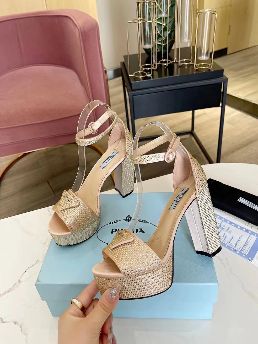 👟👟Ex-factory price 600👟👟 (imitation leather bottom-20) 👉New arrival👈Remove the original board and make a 1:1 replica‼ ️The highest version ✅ Prada's early spring catwalk hot style 😘The latest spring model Thick heel water platform rhinestone series (genuine leather outsole) (simulated leather sole) A must-have for goddesses The upper and the feet are super beautiful 👉The upper is made of imported open-edge beaded cowhide, soft and textured, lining + foot pads, imported sheepskin, breathable and comfortable, private model water platform, heel platform 3.5M, heel height 11.5M Code number 35M-39M (34 40 414243 (custom-made, non-refundable and non-exchangeable)